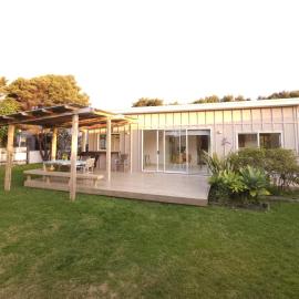 Stylish Seabreeze Getaway, hotel in Mangawhai