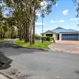 Spacious 4 Bedroom Family Home with FREE Onsite Electric Vehicle Powering Station in the garage, located in the Southwest WA Near all of the local Attractions, hotel in Vasse