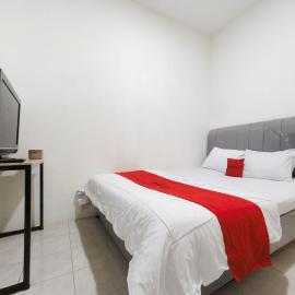 RedDoorz at Flamboyan Harapan Indah: Bekasi şehrinde bir otel