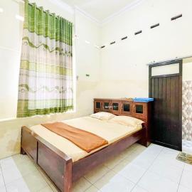 Wisma Air Mancur Malang Syariah Mitra RedDoorz، فندق في مالانغ