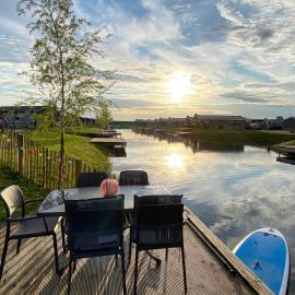Elegantes Chalet am Wasser mit Steg Klimaanlage Ferienhaus am See Niederlande, Hotel in Kampen