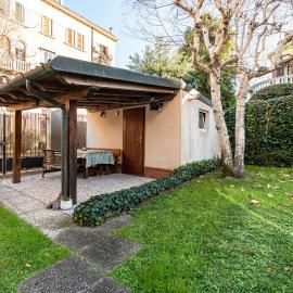 GuestHost - Cozy 2-Bedroom Stay at Lido di Venezia, hotel sa Lido