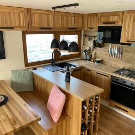 Luxury houseboat, Orlík Castle, hotel in Orlík