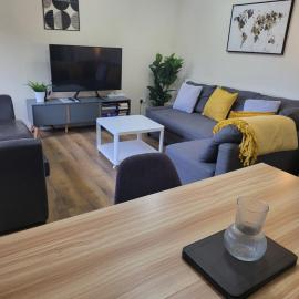 The Grove- 3 Bed Detached House - Free parking- Sleeps 7- Families, Contractors and Group stays- Near Wolverhampton Town Centre and Stadium, hotell sihtkohas Fallings Park