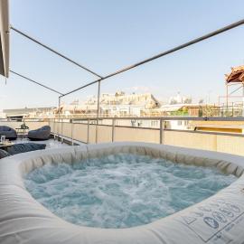 Lovely APT w/heated Jacuzzi &full Acropolis view, hotel en Atenas