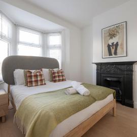 Cosy 4 bed with free parking, Chatham Town Centre, hotel in Chatham