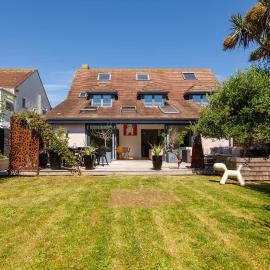 Gorgeous home for 12 - Walk to Beach - Sea View