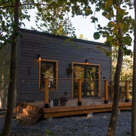 Glamping & Farm Zlaté Podlesí - Slamáček v sadu, hotel in Zlaté Hory