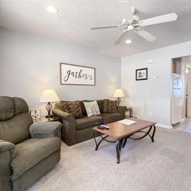 Lake View Condo 890 3, hotel in Garden City