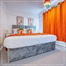 Spacious 8-BR House - Near Sherwood, City Hospital & Nottingham City Centre - Garden - Sleeps 16