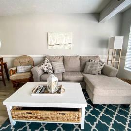 Inn Building Condo 203, Remolded with Lake View, hotel in Garden City