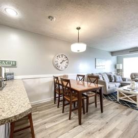 Inn Building Condo 203, Remolded with Lake View, hotel a Garden City