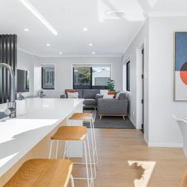 Luxury, Modern with King Bed and Views- By KOSH BNB, hotel in Hamilton