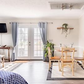 Walk to Main Street HVL & Trail - Cozy Studio Retreat, hotell sihtkohas Hendersonville