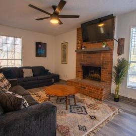 The Wonder Inn - Sleeps 11 near TCU, hotel in Fort Worth