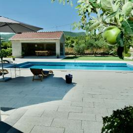 Apartment Mario - with pool, Hotel in Primorski Dolac