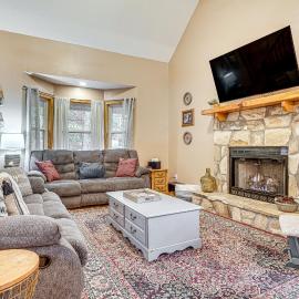 Spacious Home in Helen w/ Porch & Balcony!, hotel v destinaci Helen