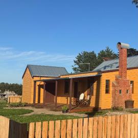 Myrtlebank Cottage Farmstay, hotel in Bundalaguah