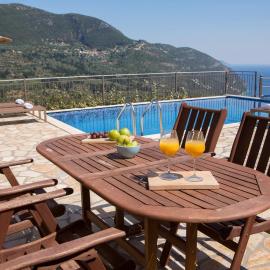 Αthina Villas, hotel em Fternón