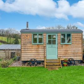 Foxgloves Hut Brompton Regis, Hotel in Bampton
