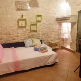 Unique white stone Studio, hotel u gradu Đovinaco
