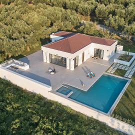 Drallos Luxury Villa - Private Heated Pool & Sleeps 15, by ZanteWize – hotel w Alikanás