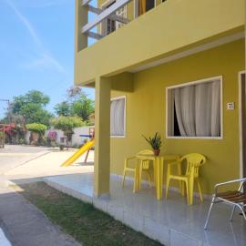 Duplex em Condomínio familiar com 03 quartos à 200m da praia e 500m do Veneza Water Park
