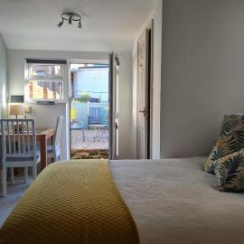 Quiet self contained studio flat near town centre and university