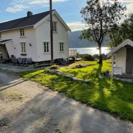 Vettingstua, beautiful house down by the sea., Hotel in Gravdal