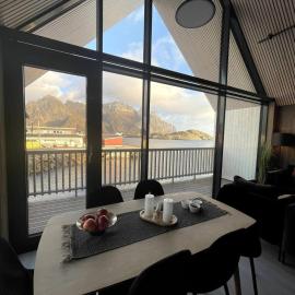 Rorbuleilighet i toppetasjen i Henningsvær, Hotel in Henningsvær