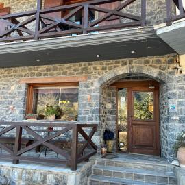 Guesthouse Teloni, hotel em Vytina