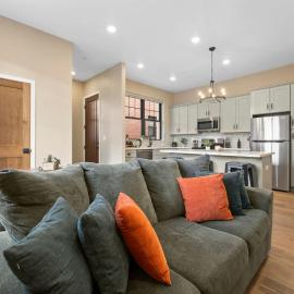 Luxury Living Modern Midtown Ensuite Baths Patio, hotel in Reno