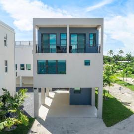 Brand New Oceanside Paradise Waterfront with Pool and Hot Tub, ξενοδοχείο σε Key Largo
