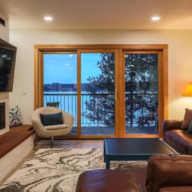 NEW Romantic LakeView Studio Beach Pool Modern, hotel in McCall