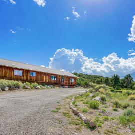 ‘Sunset Cabin’ near Moab w/ Stunning Views!, hotel in Spanish Valley