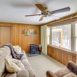 Ice Fish & Snowmobile: Riverfront Manistique Cabin، فندق في مانيستسكيه