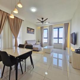 TRIO Bukit Tinggi 2-bedroom NEW Apt with NETFLIX smart tv, hotel u gradu 'Klang'