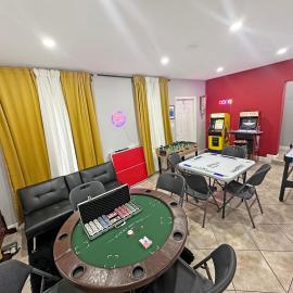 Escape GameRoom, BAR, BBQ, Spacious,KING Bed, All Luxury mattresses, Near Beach, 6 blocks away from Bars, Nite Clubs, Res, Shops