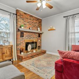 Spacious 4BR Home with Cozy Vibes in Louisville, hotel in Louisville