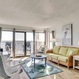 Walk to Beach: Emerald Isle Condo w/ Ocean View!, ξενοδοχείο σε Emerald Isle