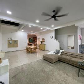 Rumah Burong - A spacious homestay in Sendayan, hotel in Kampong Baharu Jimah