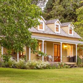 Mill Cottage with Spa Pool & Sauna, hotelli kohteessa Akaroa