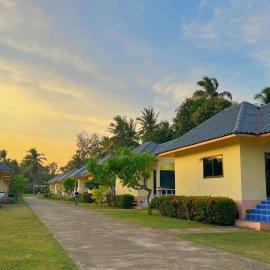 Thungwua laen resort، فندق في شومفون