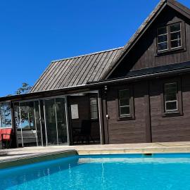 Kustnära hus med utsikt över havet och karlsöarna