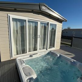 The Retreat 6 - Hot tub Mini Lodge, WiFi, pet friendly, bed linen - Golden Palm Resort - Meadow Lakes Caravan & Lodge Hire, hotel in Chapel Saint Leonards