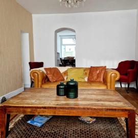 Large Victorian Townhouse, hotel in Buxton