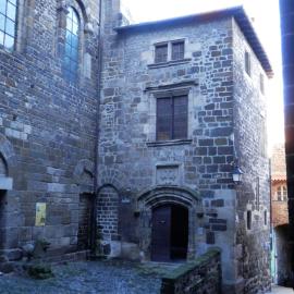 Studio indépendant contre la Cathedrale - ancien couvent - 4eme etage sans ascenseur