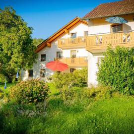 Ferienwohnungen Bauer - Auszeit mit Ausblick, hotel in Zenting