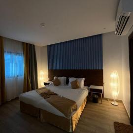 شقق بمنتجع لافونتين بدرة العروس على شاطئ البرادايس للعوائل فقط, hotel in Durat Alarous