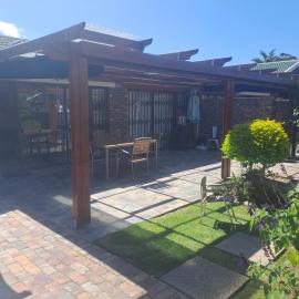 River Apartment in Gated Complex, hotel in Keurboomstrand